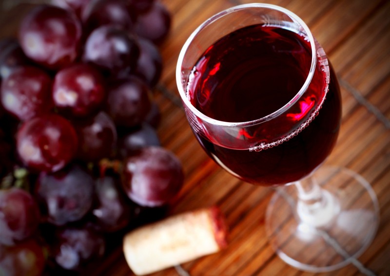 grapes_red_cork_wine_glass_alcohol_2400x1700